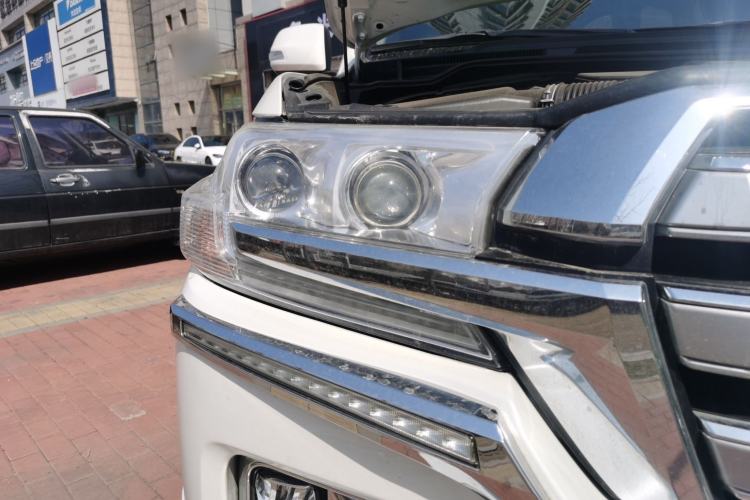 Used Toyota Land Cruiser 2015 4.0L V6 Middle East Low-Trim Version Exterior 6