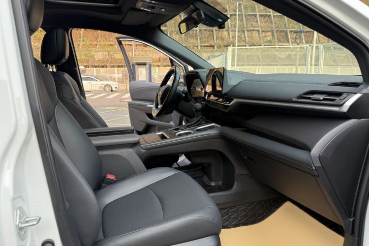 Used Toyota Granvia 2024 2.5L Hybrid Luxury Edition Right Front Seat