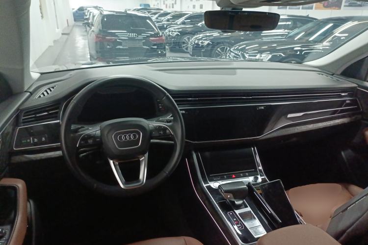 Used Audi Q8 2019 55 TFSI Luxury Dynamic Model Center Console