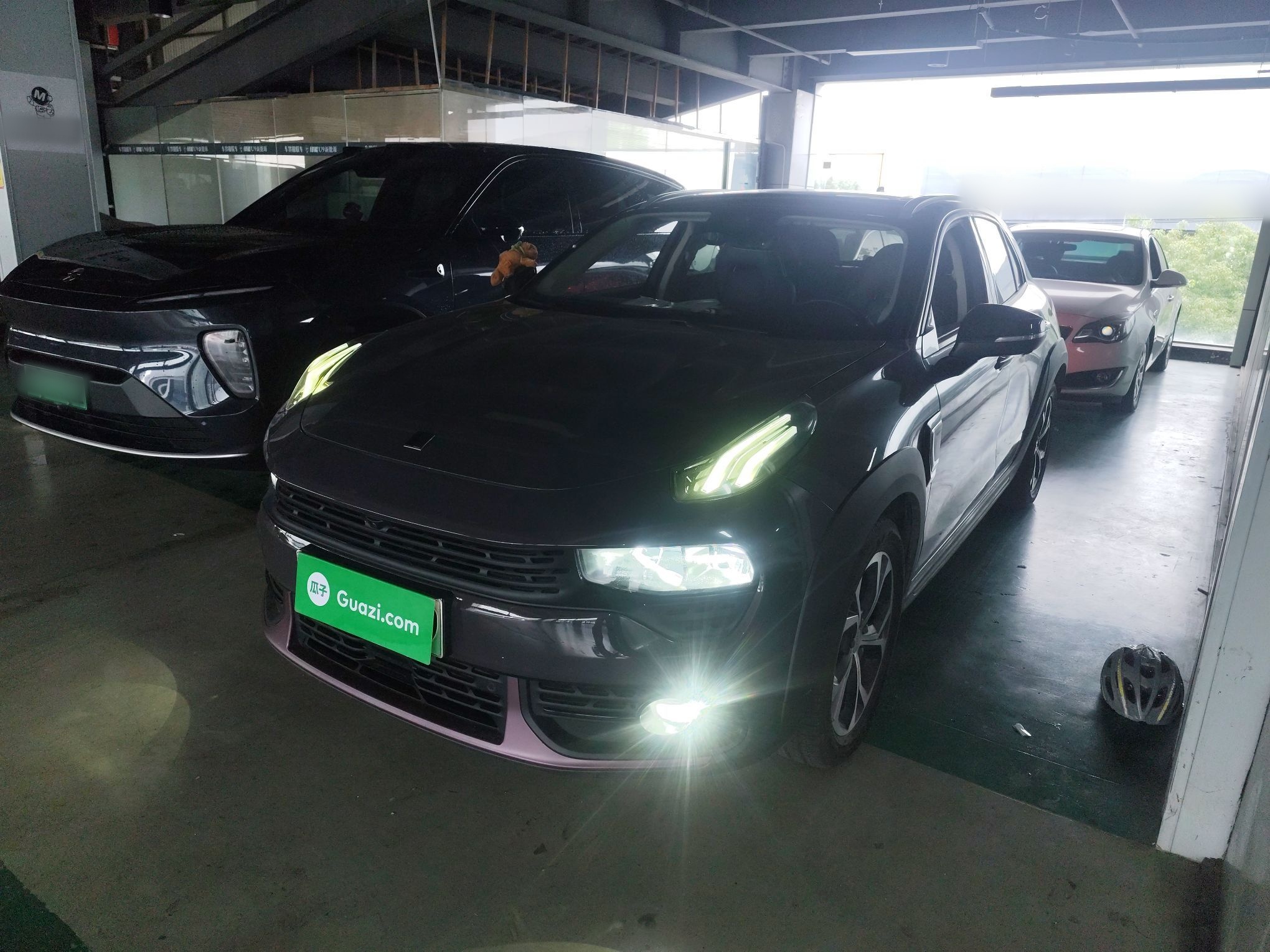 تحت مقدمة السيارة