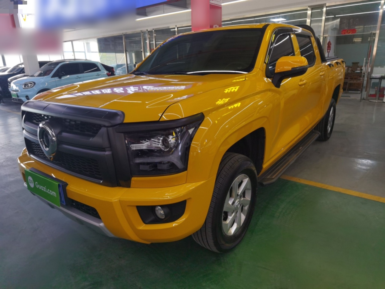 تحت مقدمة السيارة