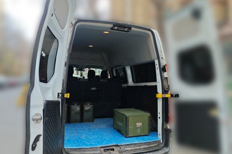 Used Ford Transit 2017 2.0T Diesel Multi-Function Commercial Vehicle Mid-Drive Mid-Roof China V Standard Trunk