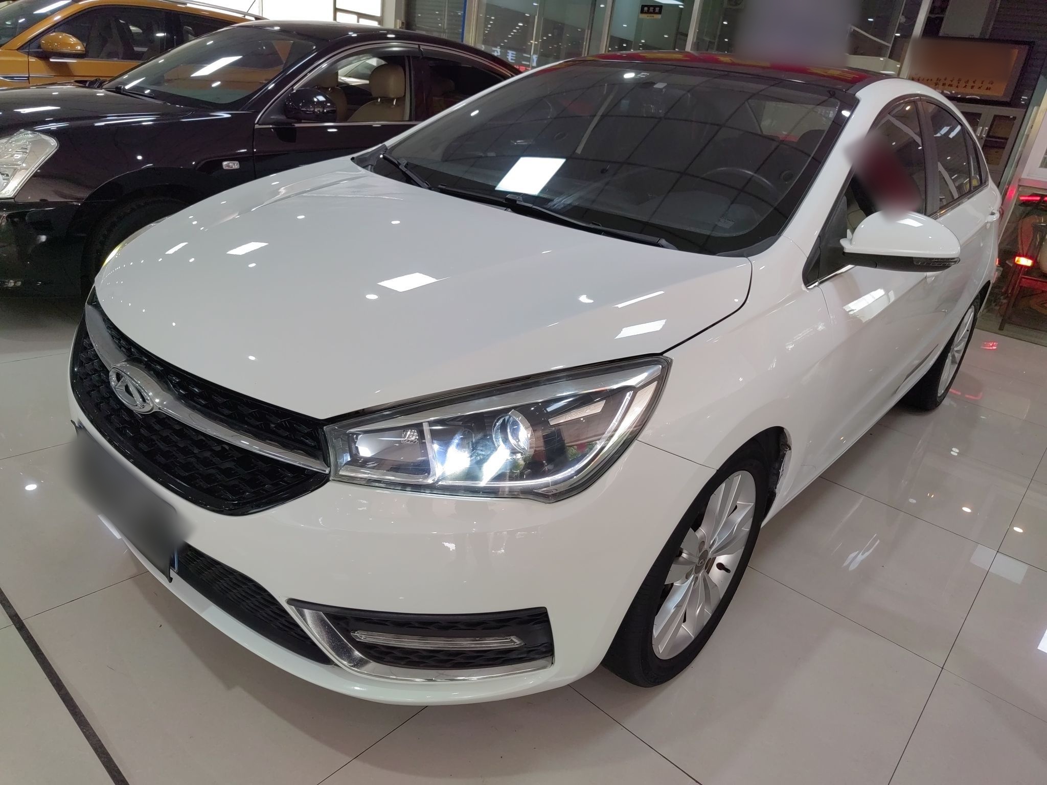 تحت مقدمة السيارة