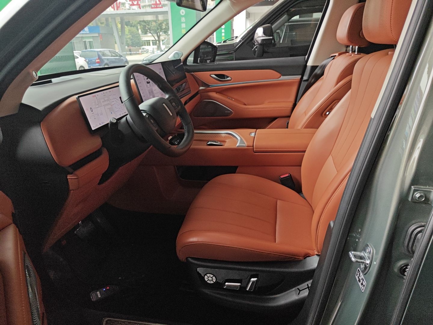 Переднее сиденье в автомобиле