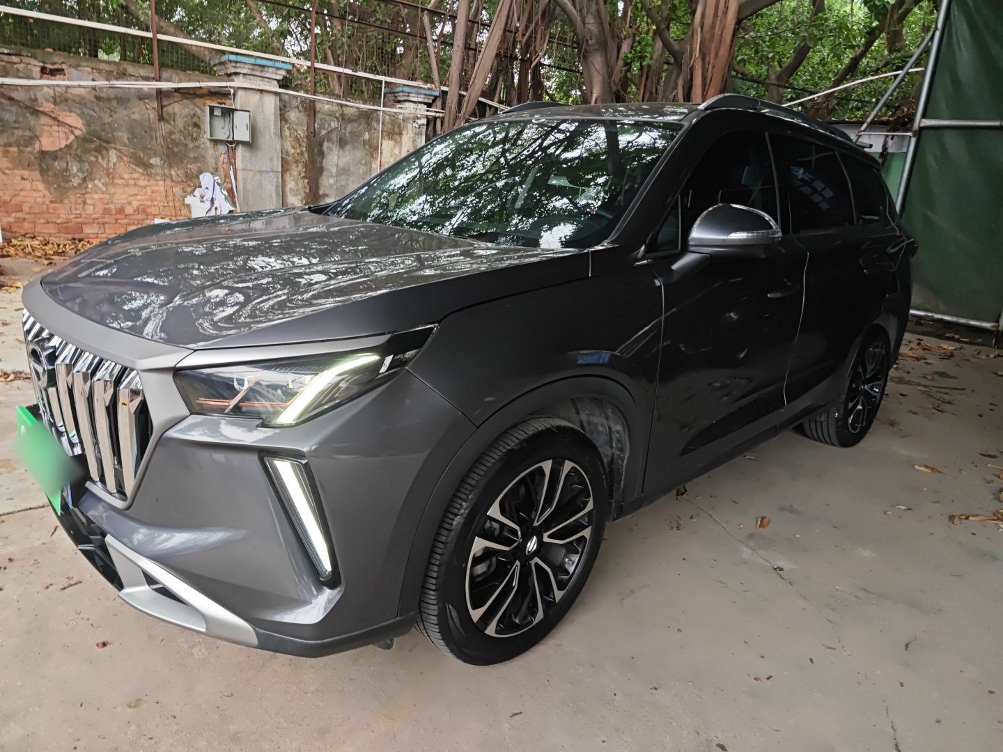 Под передней частью автомобиля