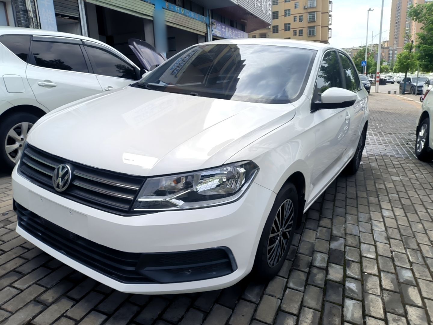 Под передней частью автомобиля
