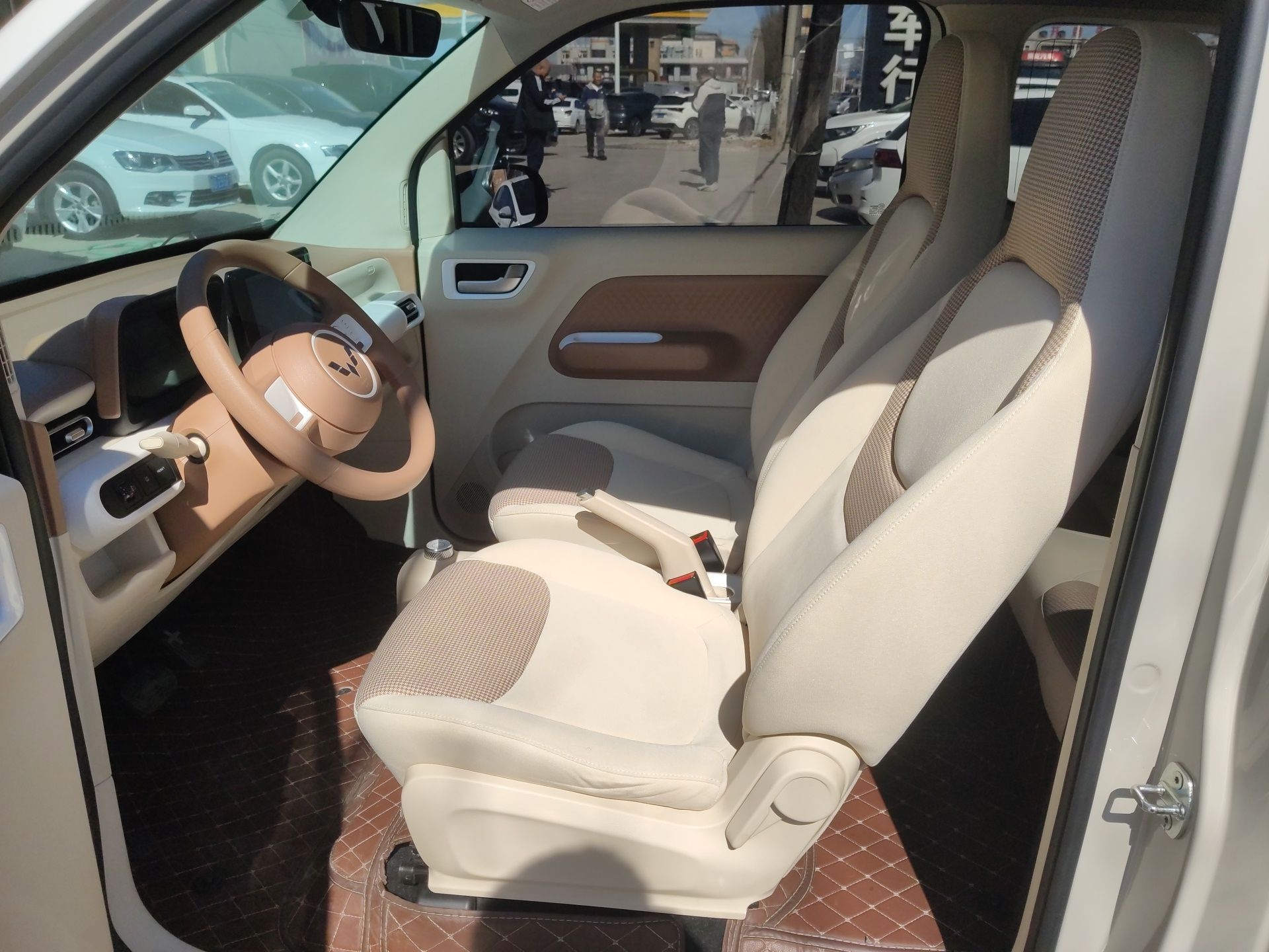 المقاعد الأمامية داخل السيارة