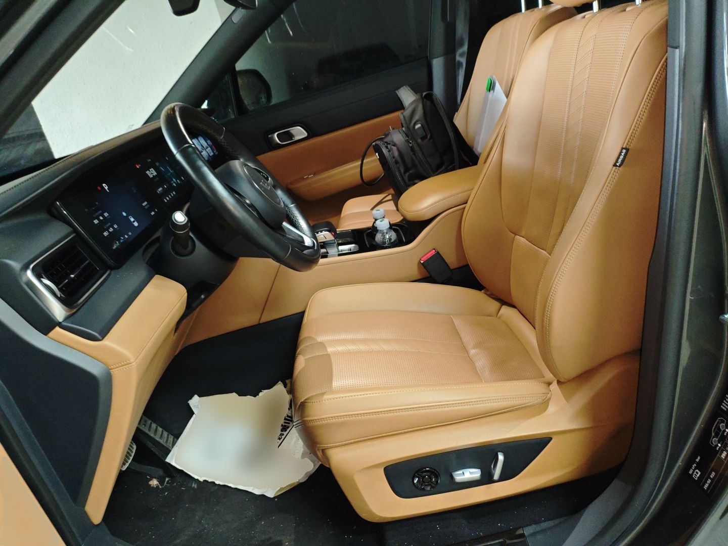 Переднее сиденье в автомобиле