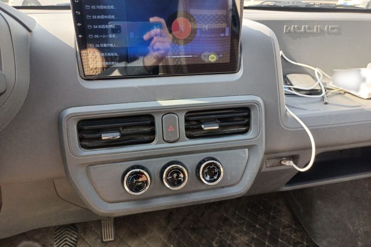 Used Wuling Yangguang 2024 300KM Comfort Version Passenger Van 75kW
