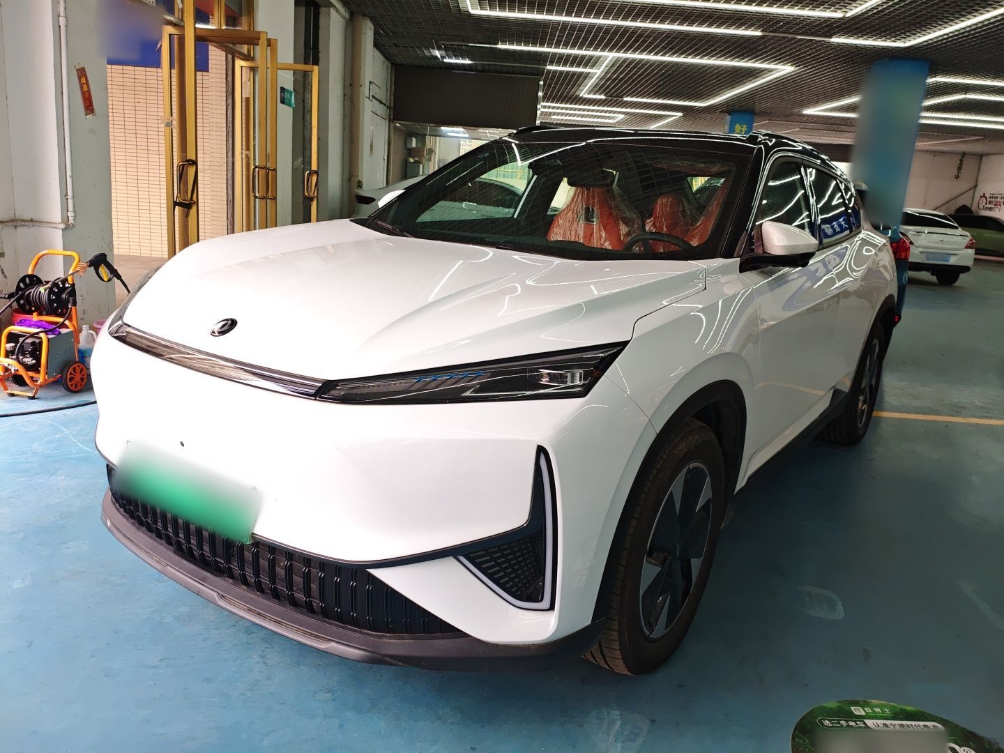 تحت مقدمة السيارة