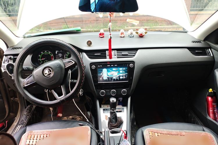 Used Skoda Octavia 2018 TSI230 DSG Comfort Edition Center Console