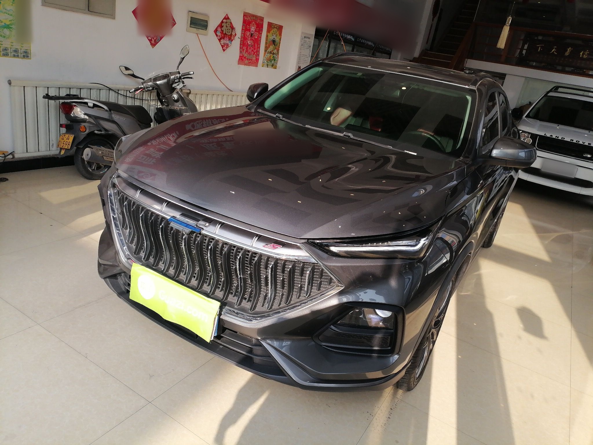 تحت مقدمة السيارة