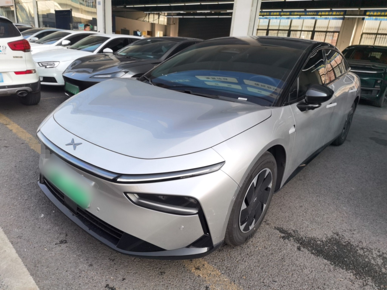 Под передней частью автомобиля