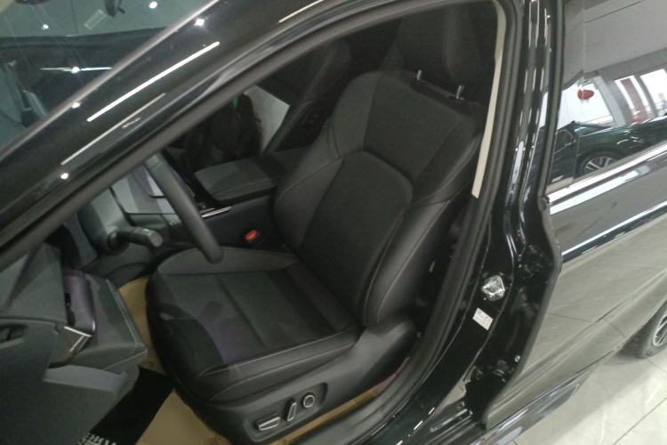 Used Toyota Camry 2026 Model Dual-Engine 2.0HSE Sport Lite Edition