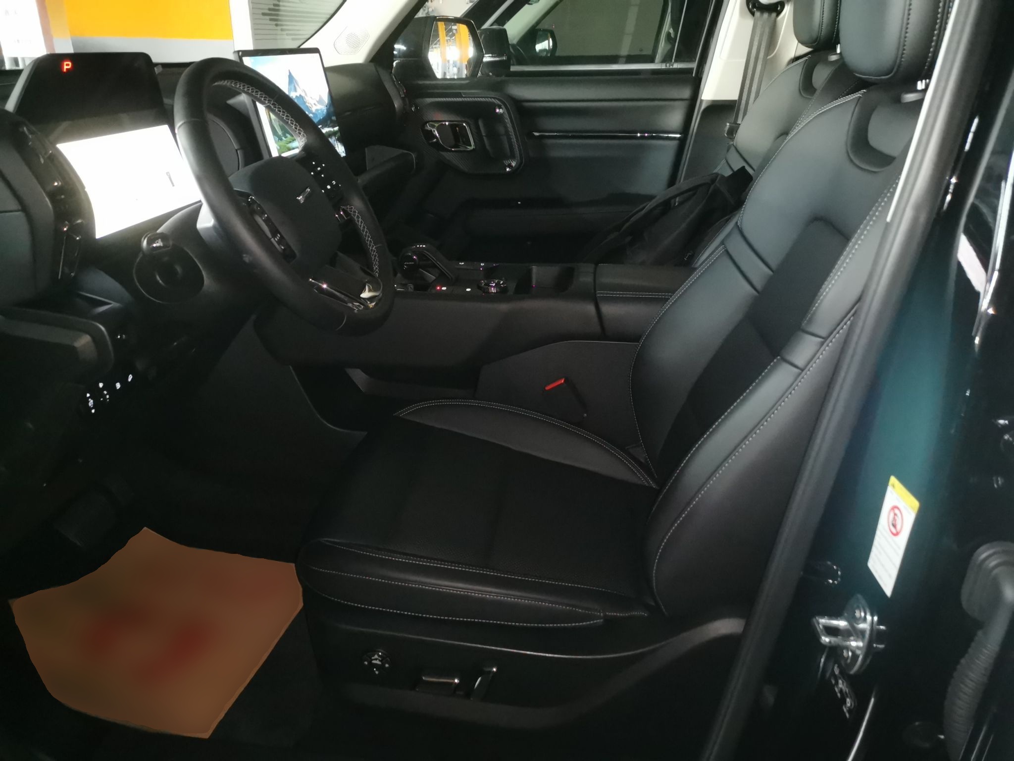 المقاعد الأمامية داخل السيارة