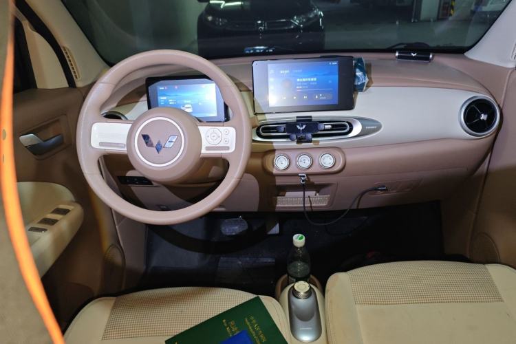 Used Wuling Hongguang MINIEV 2025 Four-Door Version Zhenxiang+ Edition Center Console