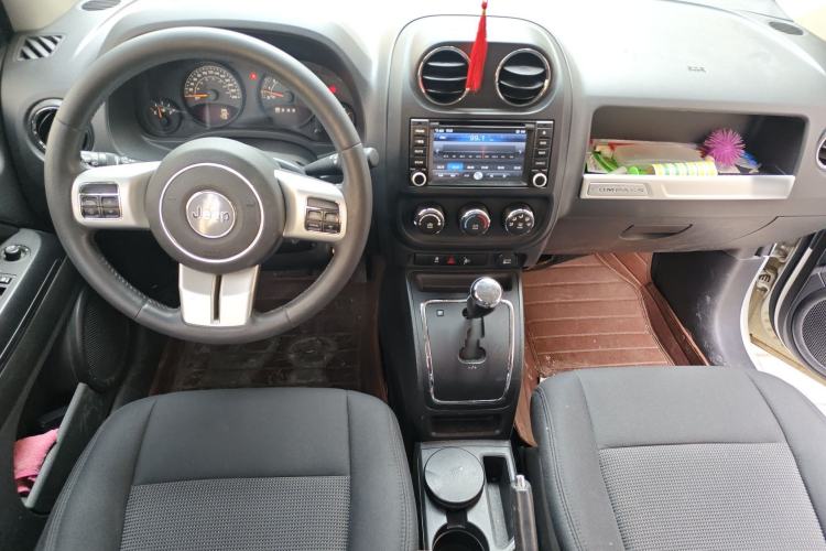 Used Jeep Compass 2014 2.4L four-wheel drive sport version Center Console
