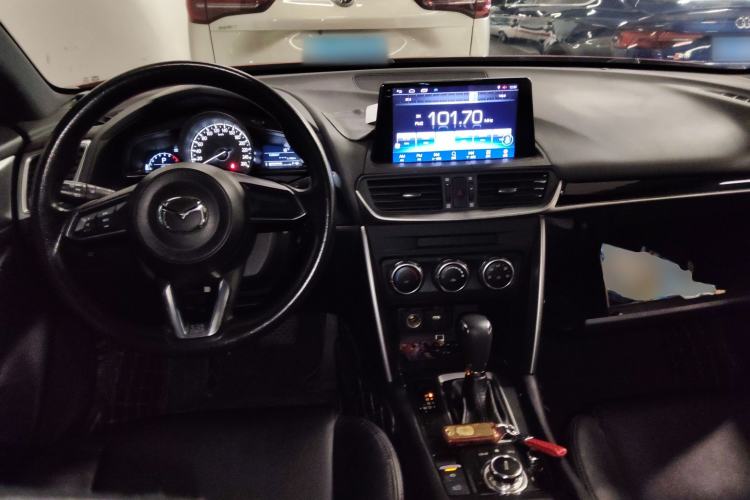 Used Mazda CX-4 2018 2.0L Automatic Two-Wheel Drive Blue Sky Dynamic Version China VI Standard Center Console
