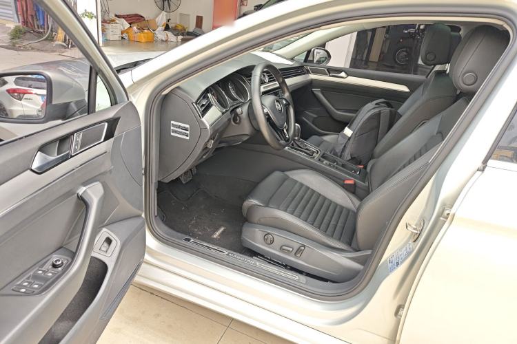 Used Volkswagen Magotan 2017 330TSI DSG Leading Model
