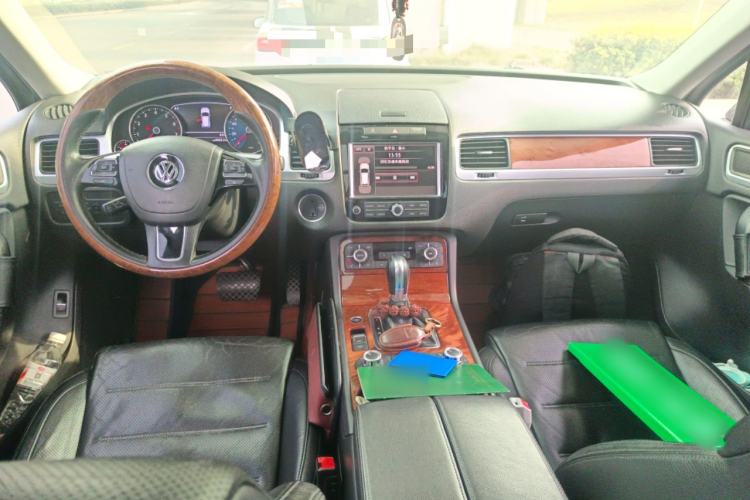 Used Volkswagen Touareg 2011 3.0 TSI High-End Version Center Console