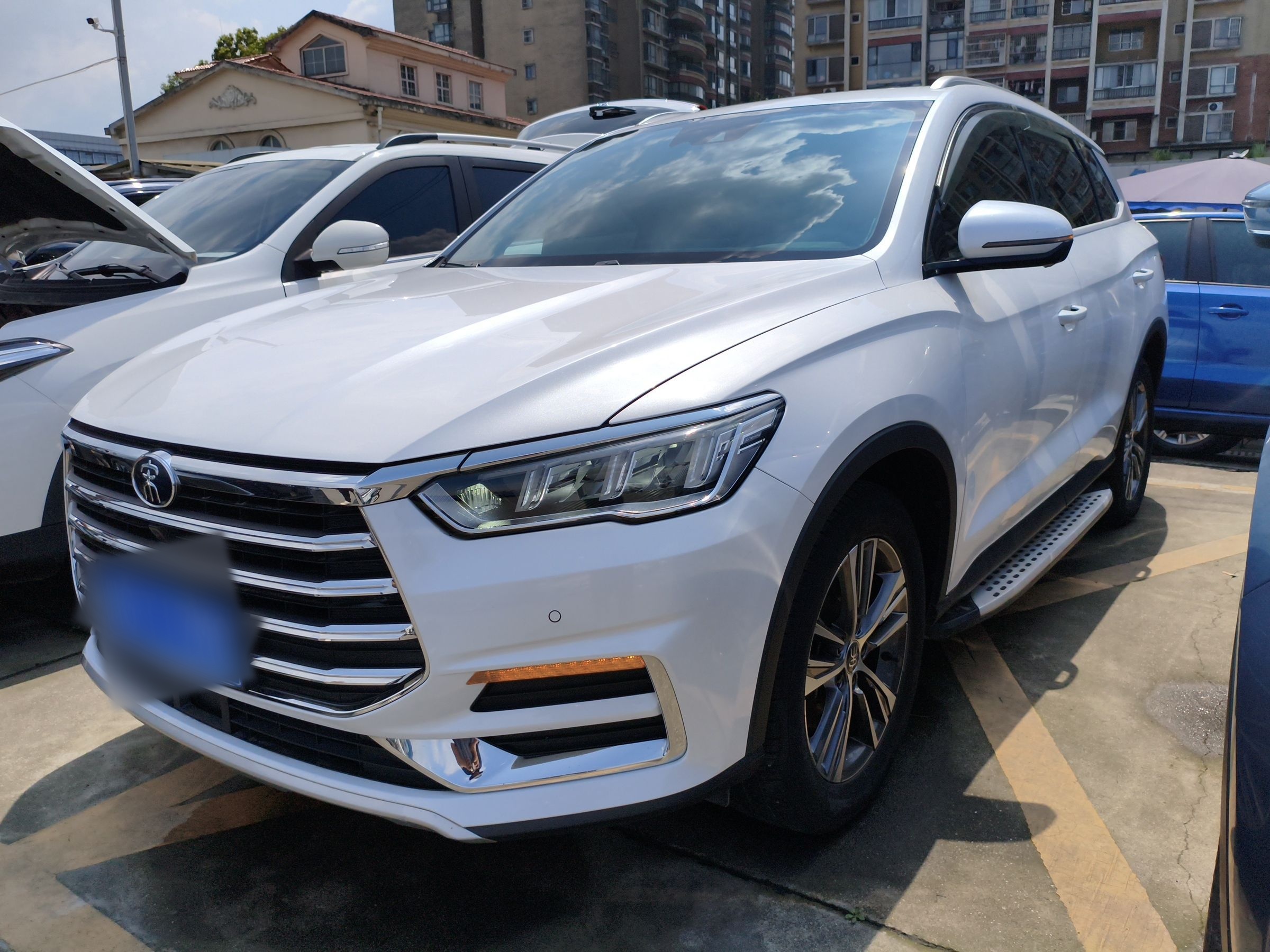 Под передней частью автомобиля