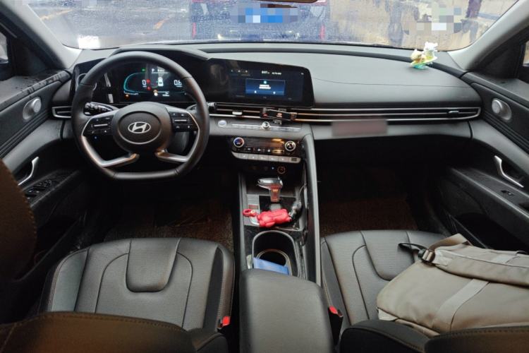 Used Hyundai Elantra 2023 1.5L CVT LUX Prestige Edition Center Console