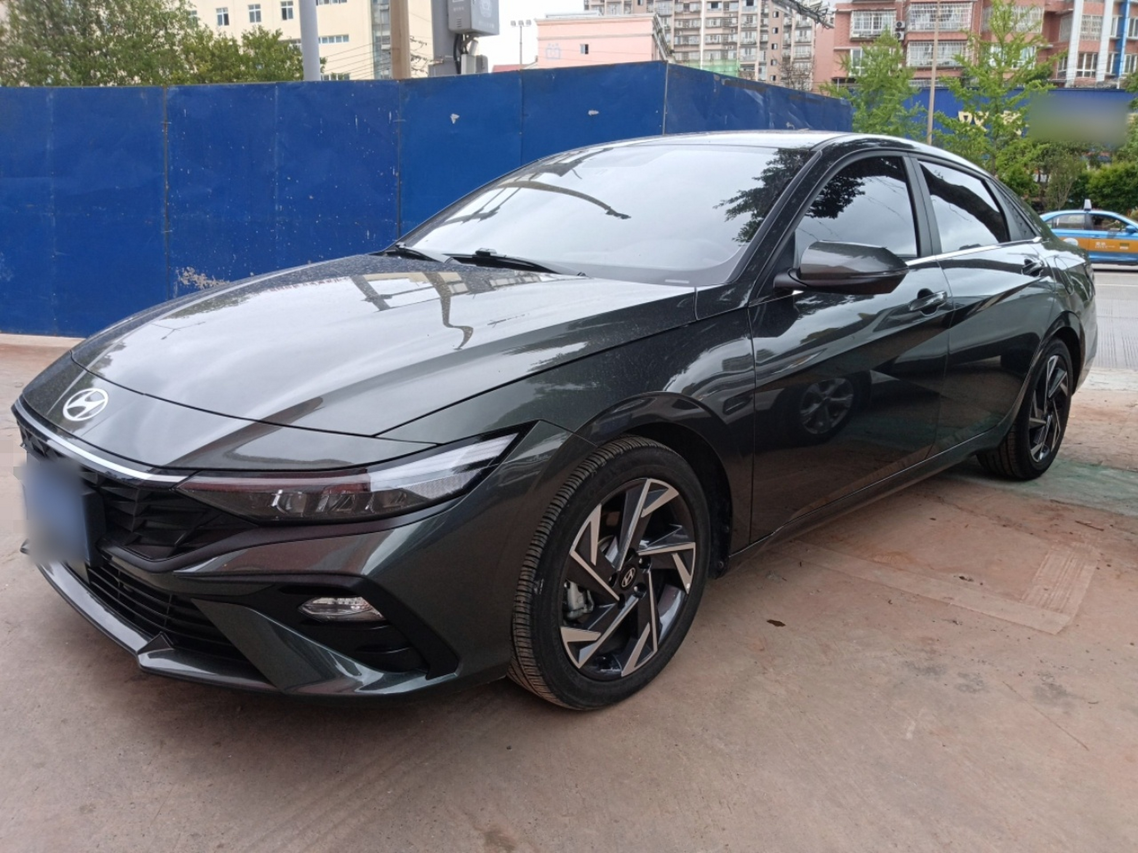 Под передней частью автомобиля