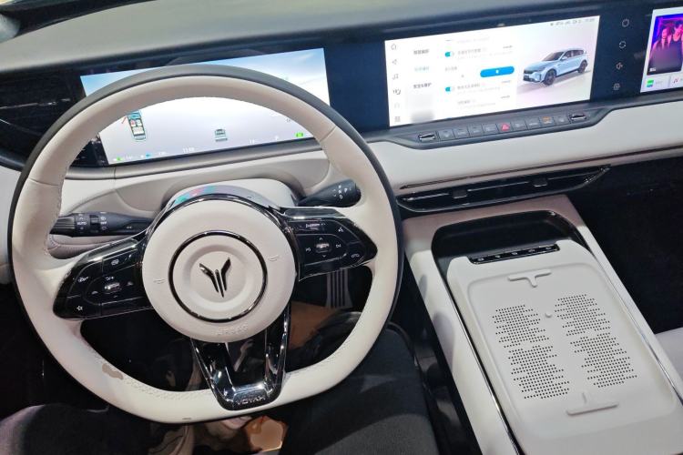 Used VOYAH FREE 2025 318 259 km All-Wheel-Drive Exploration Edition
