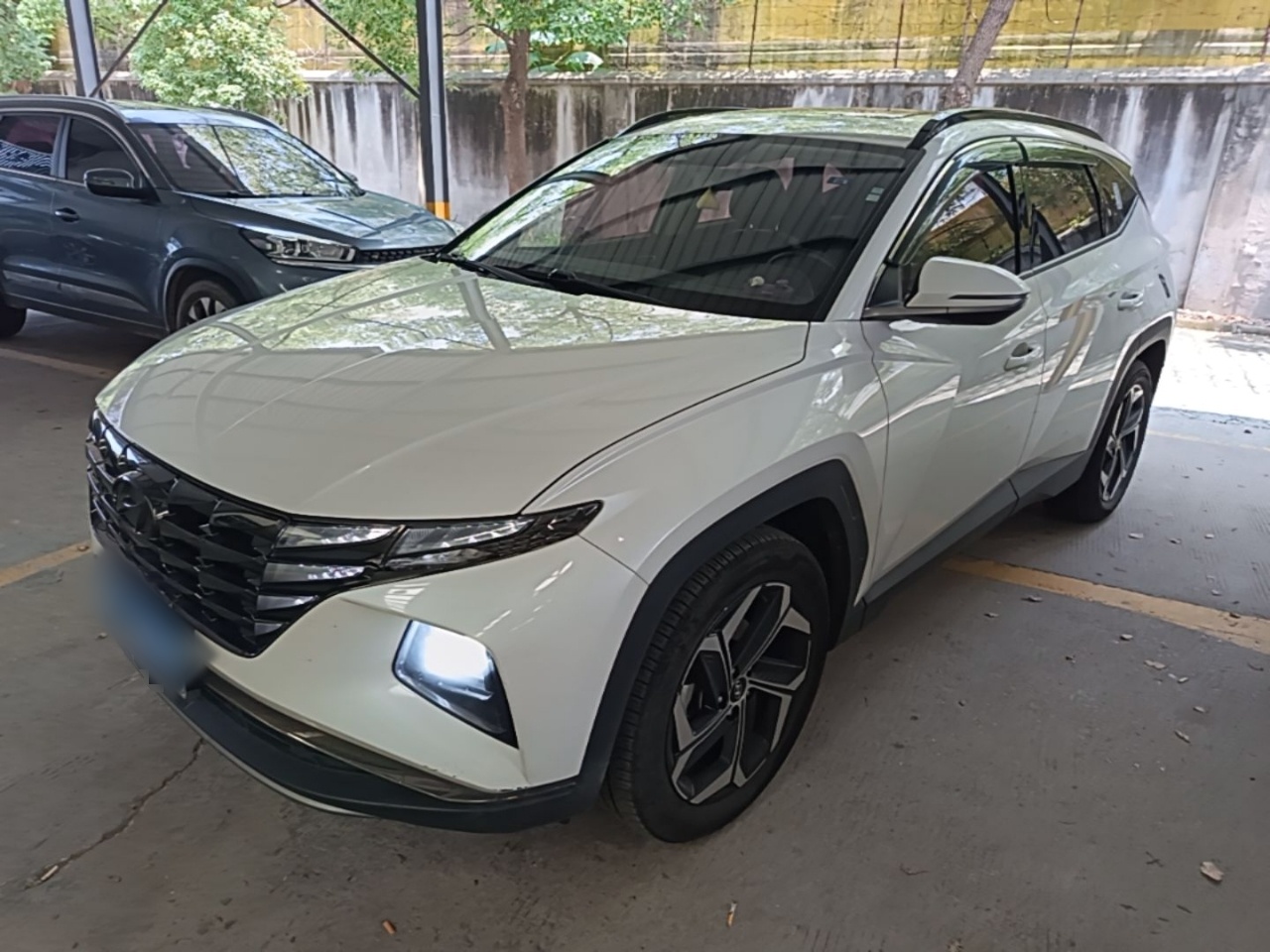 Под передней частью автомобиля