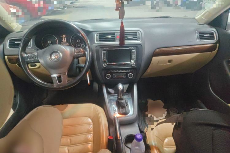 Used Volkswagen Sagitar 2012 1.8TSI Automatic Flagship Edition Center Console