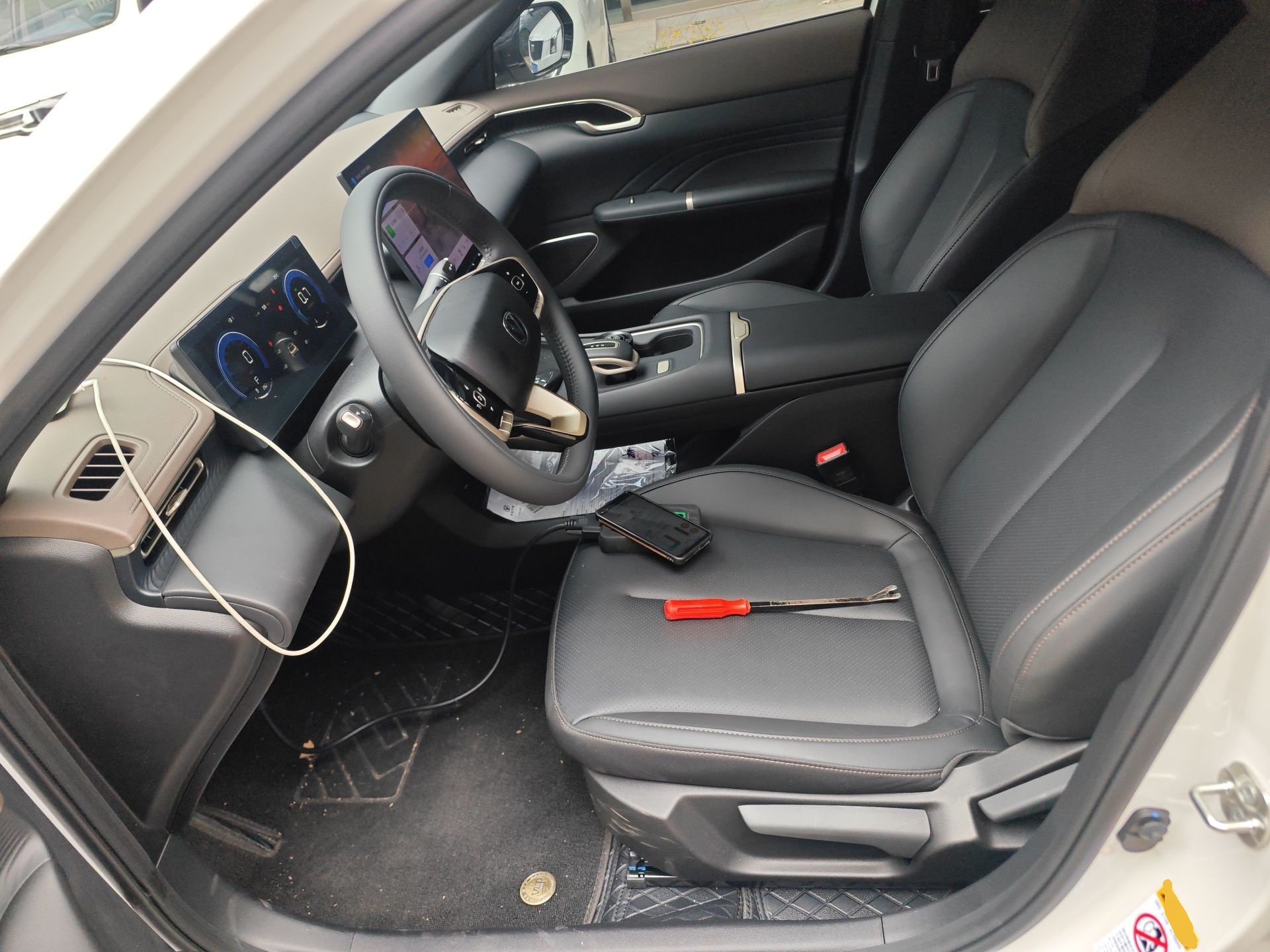 المقاعد الأمامية داخل السيارة