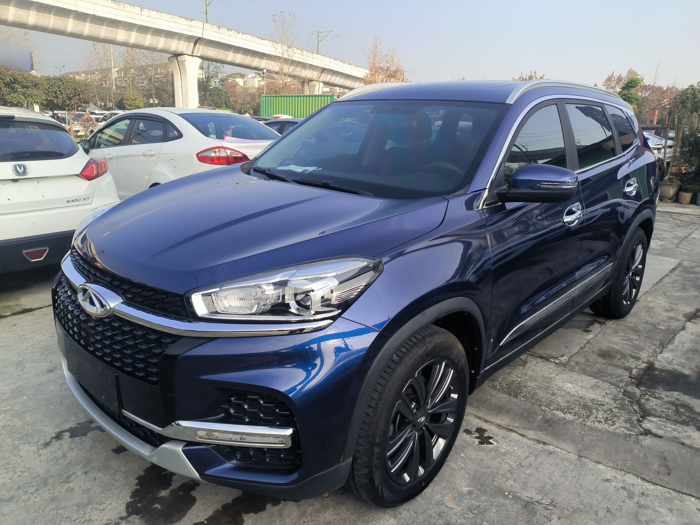 Под передней частью автомобиля