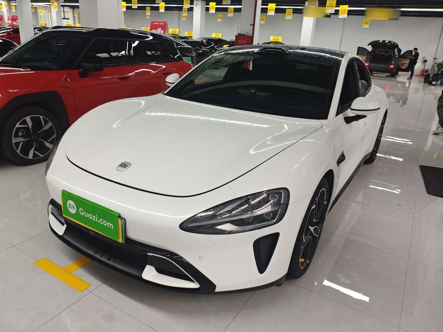 تحت مقدمة السيارة