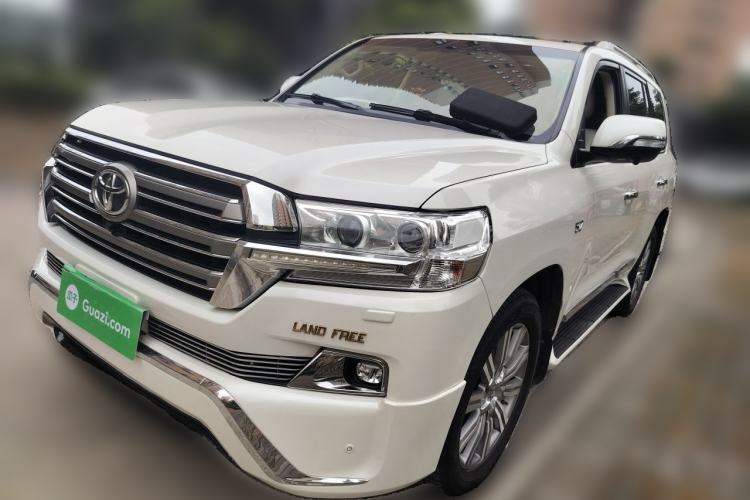 Used Toyota Land Cruiser 5.7-liter, seven-seater, gasoline-powered, with a sunroof, Middle East specification