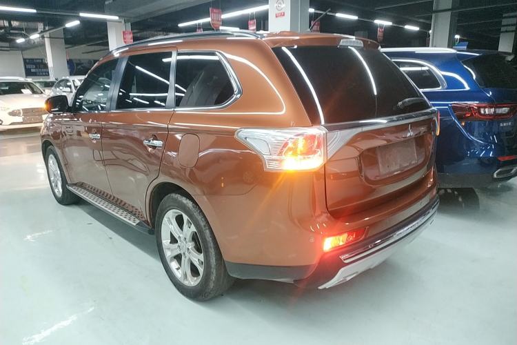 Used Mitsubishi Outlander 2013 2.4L Four-Wheel Drive Luxury Navigation Version 7 Seats