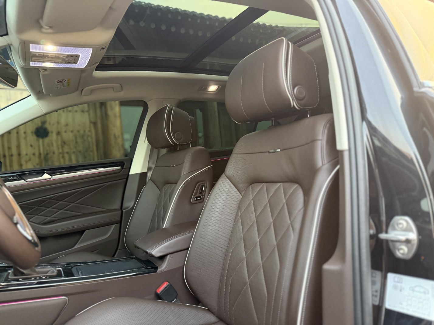 المقاعد الأمامية داخل السيارة