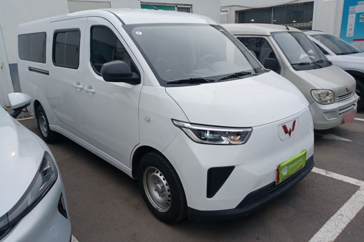 Used Wuling Yangguang 2024 300KM Comfort Version Passenger Van 75kW Front Right 45 Deg