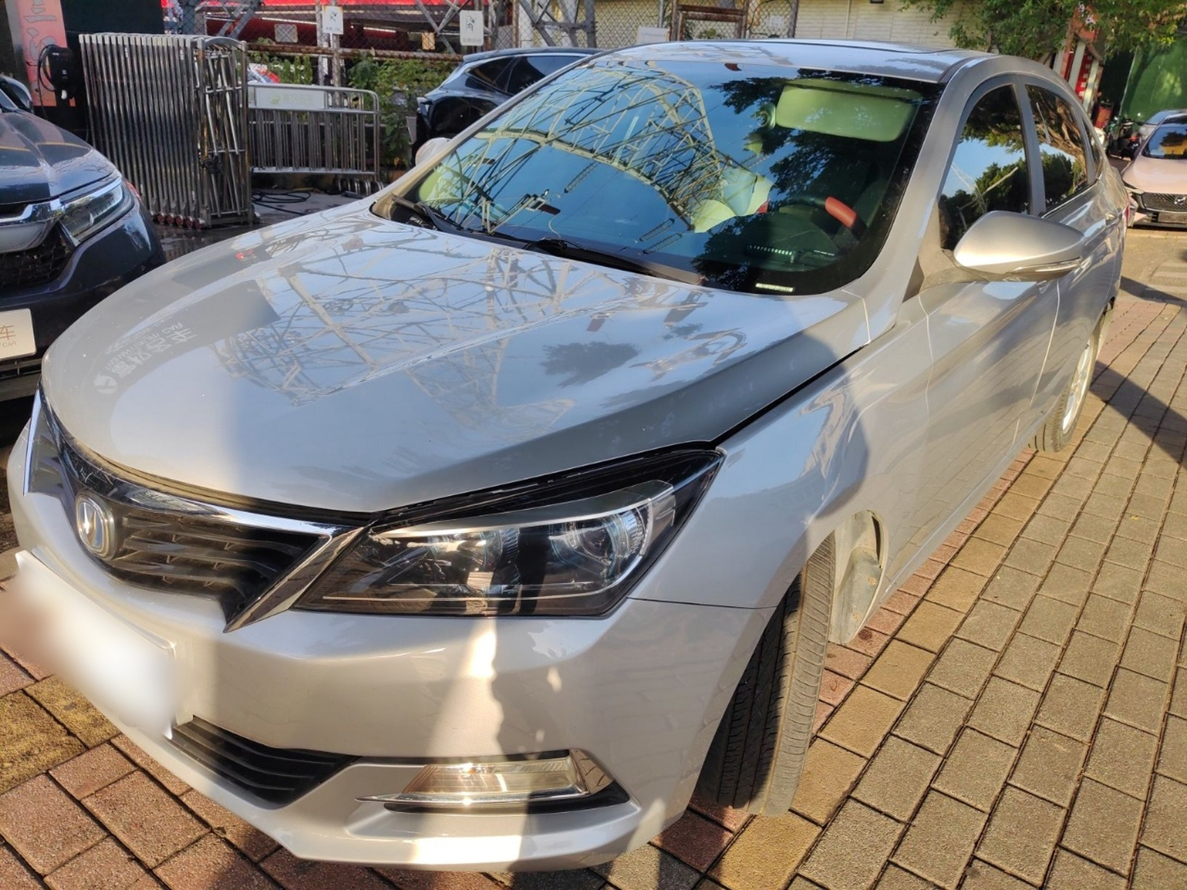 Под передней частью автомобиля