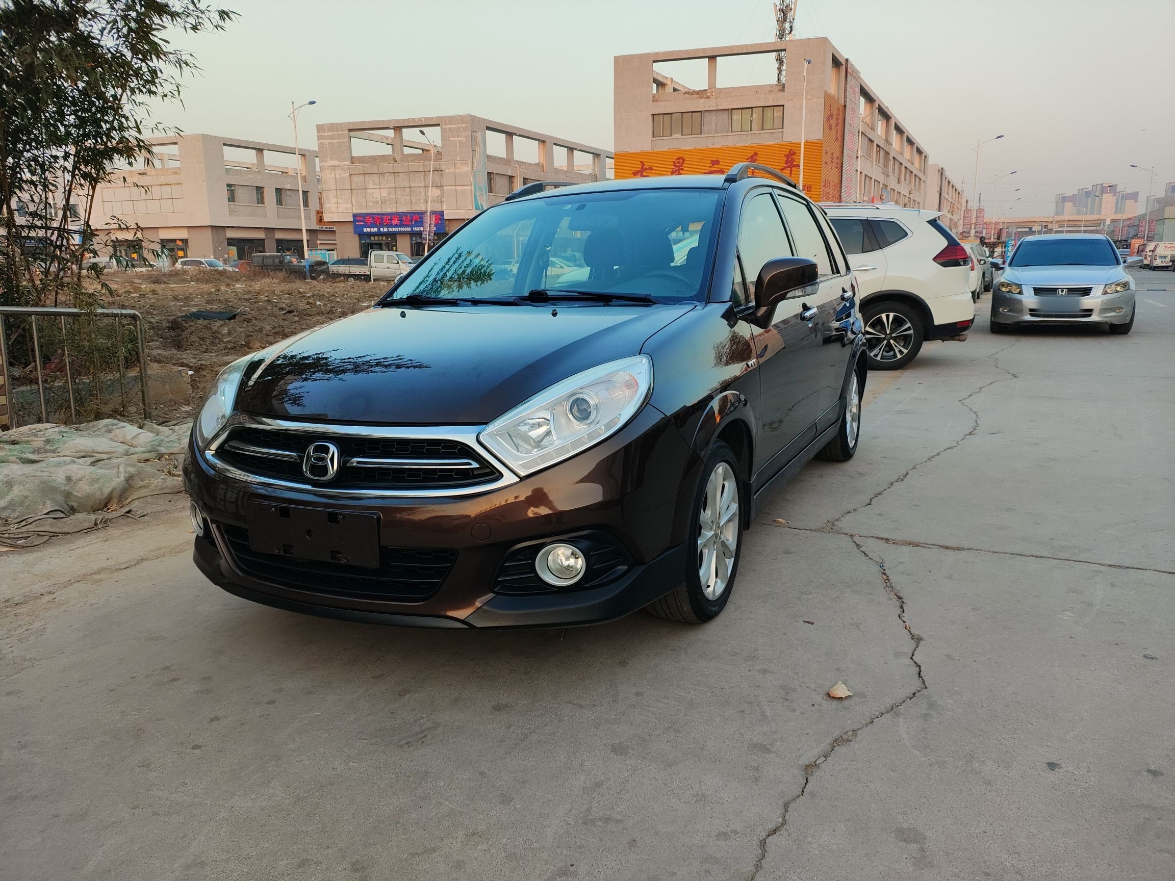 Под передней частью автомобиля