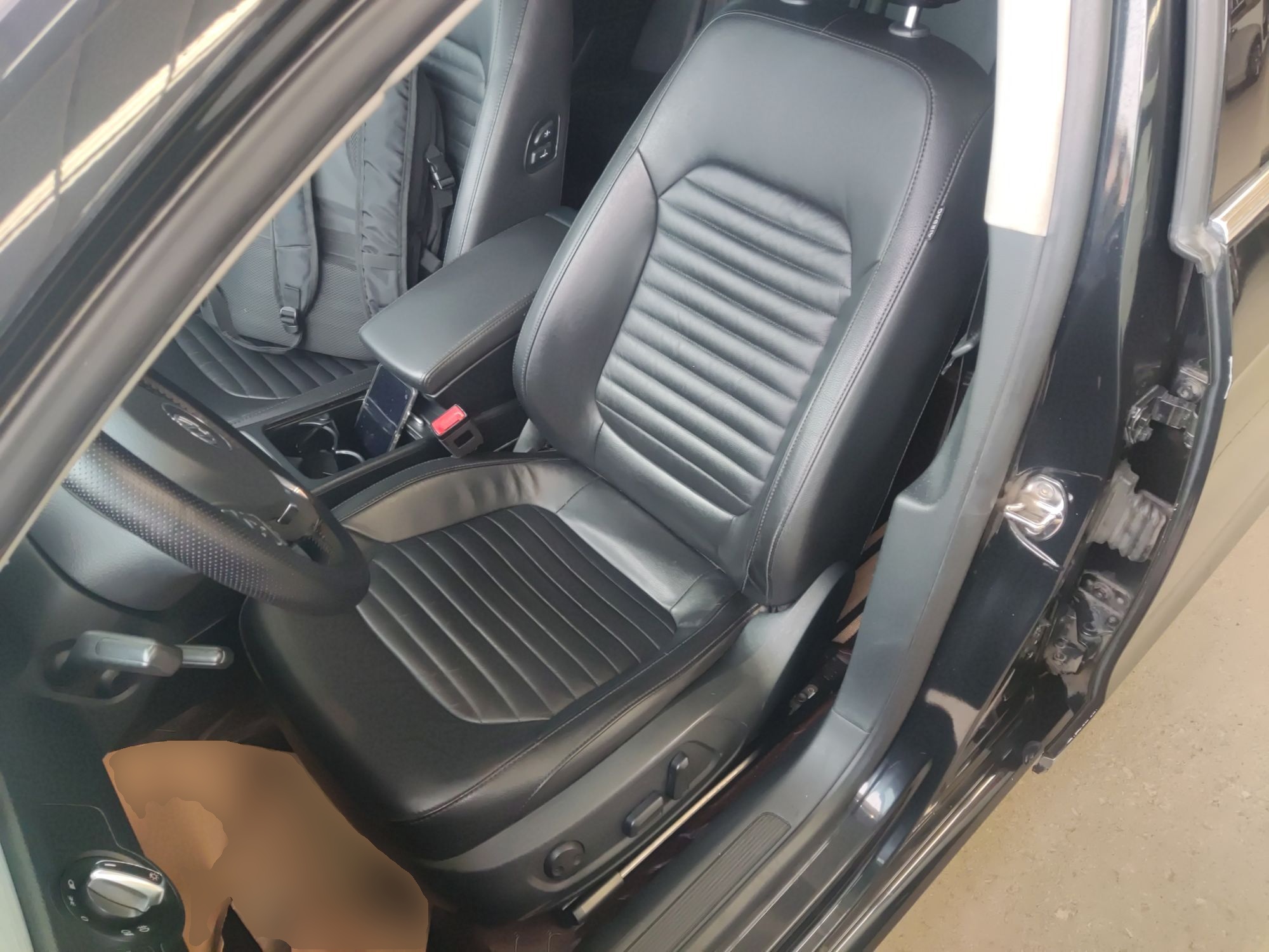 Переднее сиденье в автомобиле