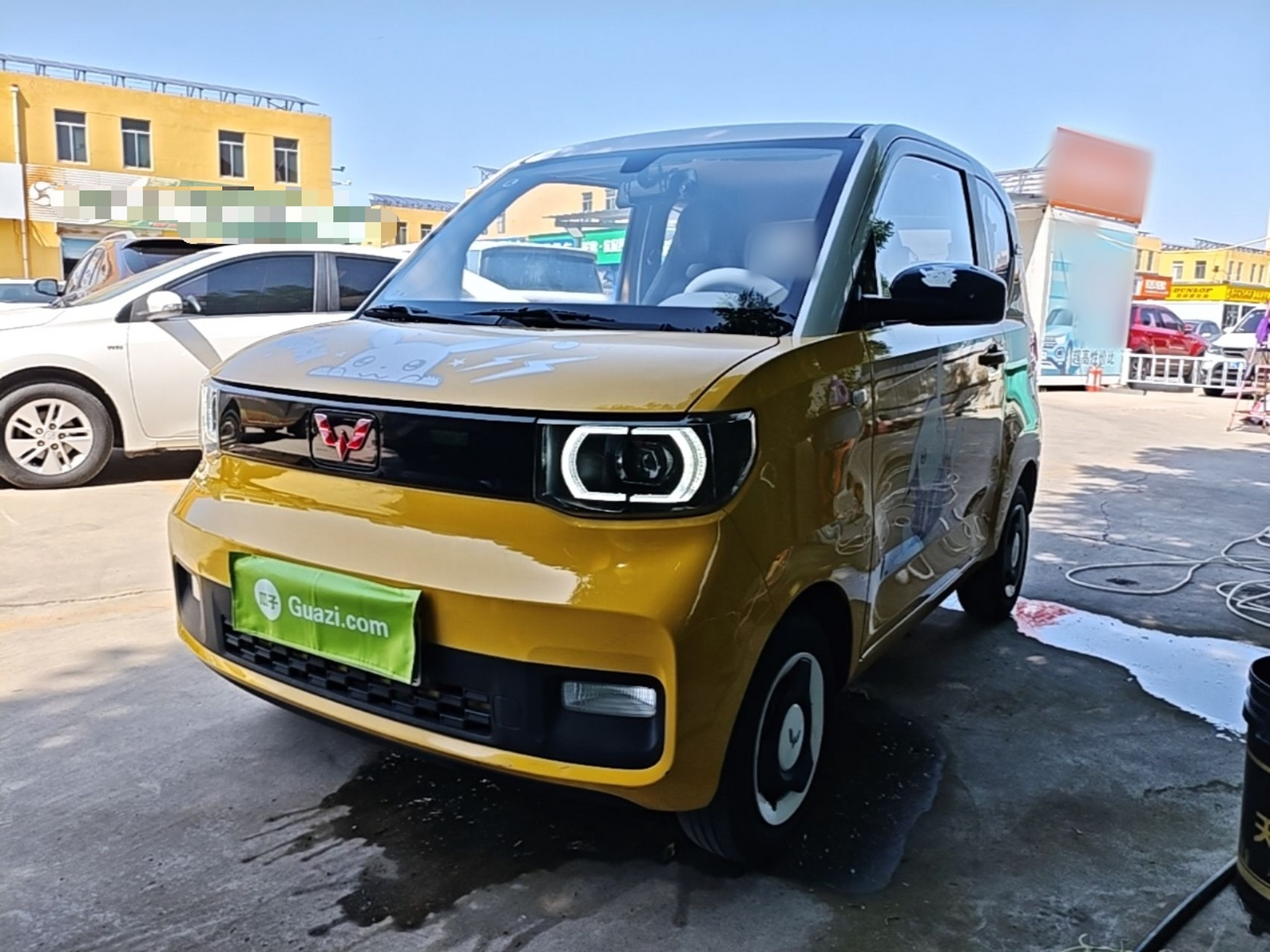 Под передней частью автомобиля