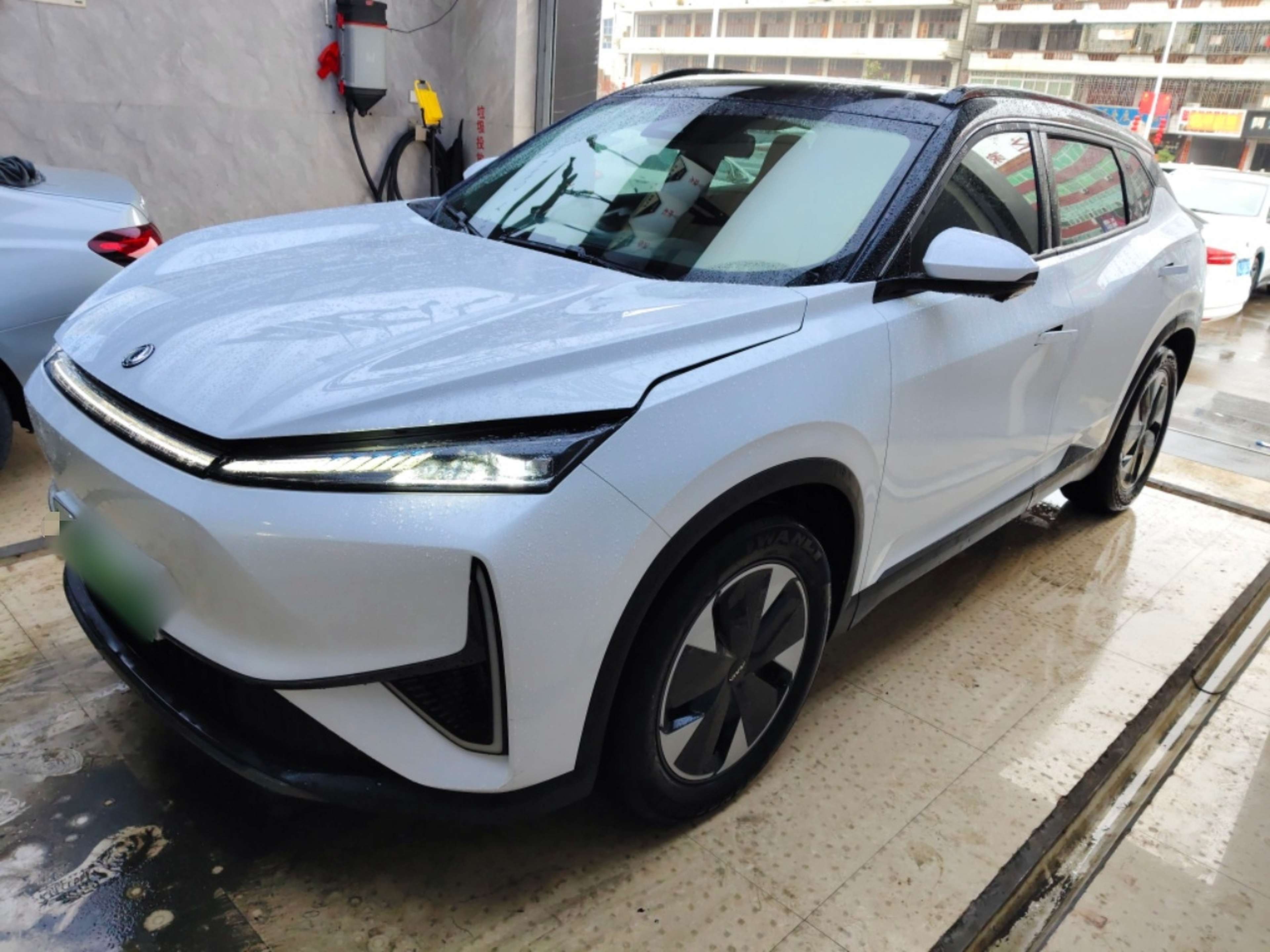 Под передней частью автомобиля