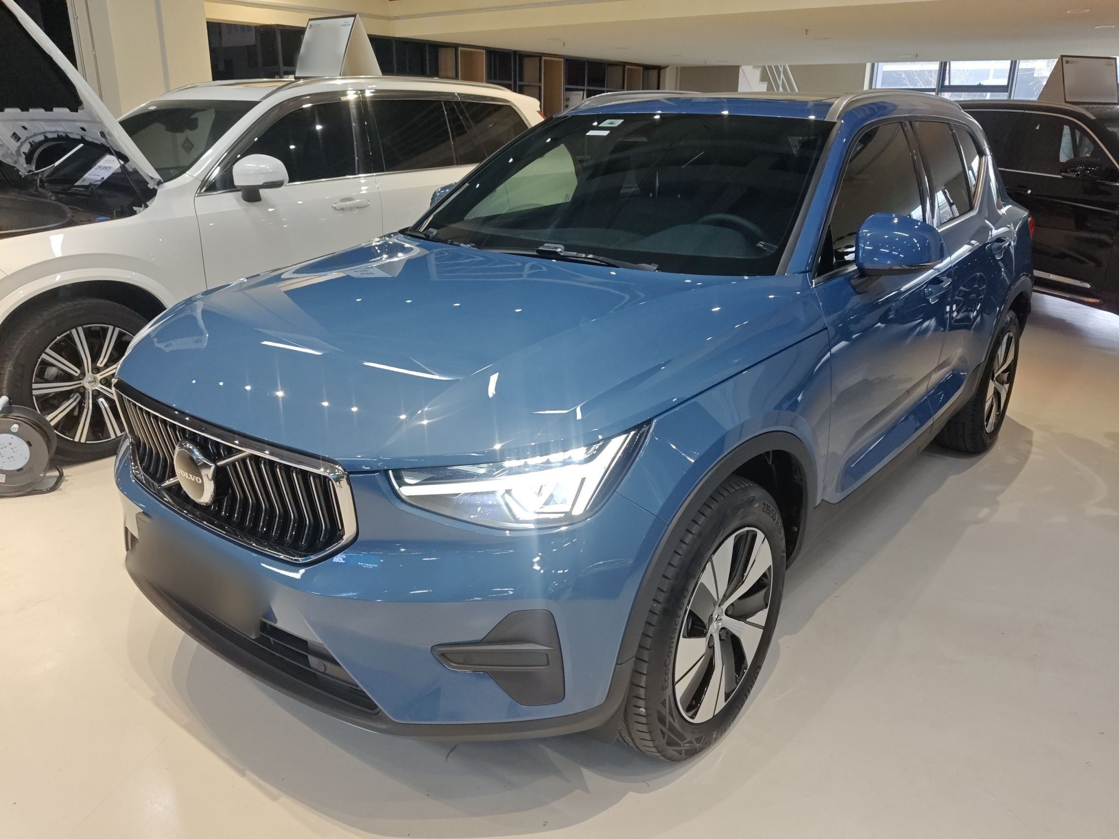 Под передней частью автомобиля