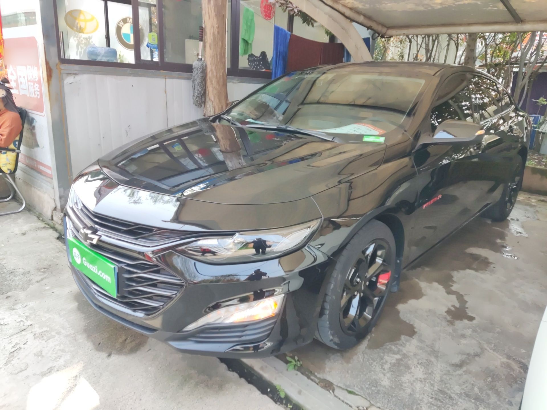 Под передней частью автомобиля