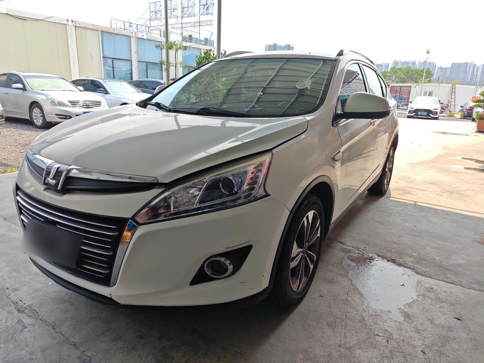 Под передней частью автомобиля