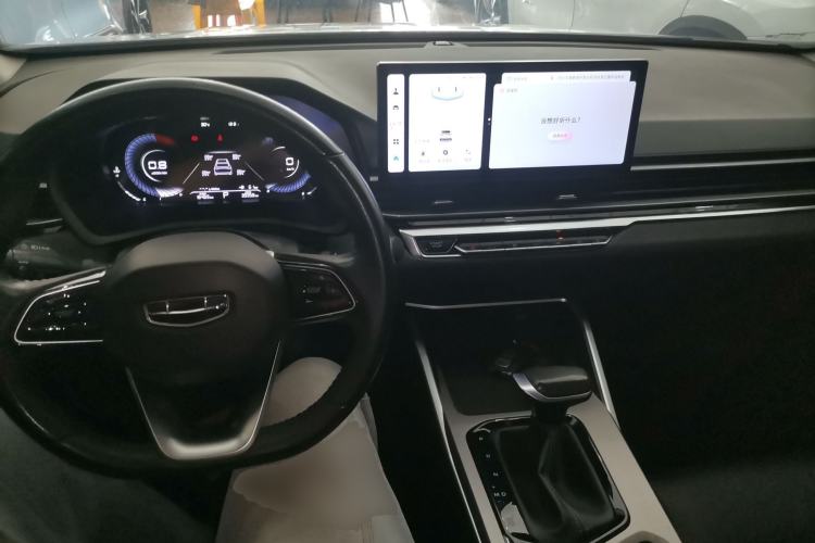 Used Geely Auto Emgrand 2023 4th Generation Champion Edition 1.5L CVT Prestige Model Center Console