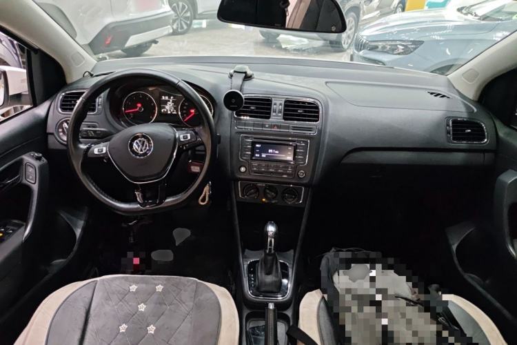 Used Volkswagen Polo 2016 1.6L Automatic Comfort Model Center Console