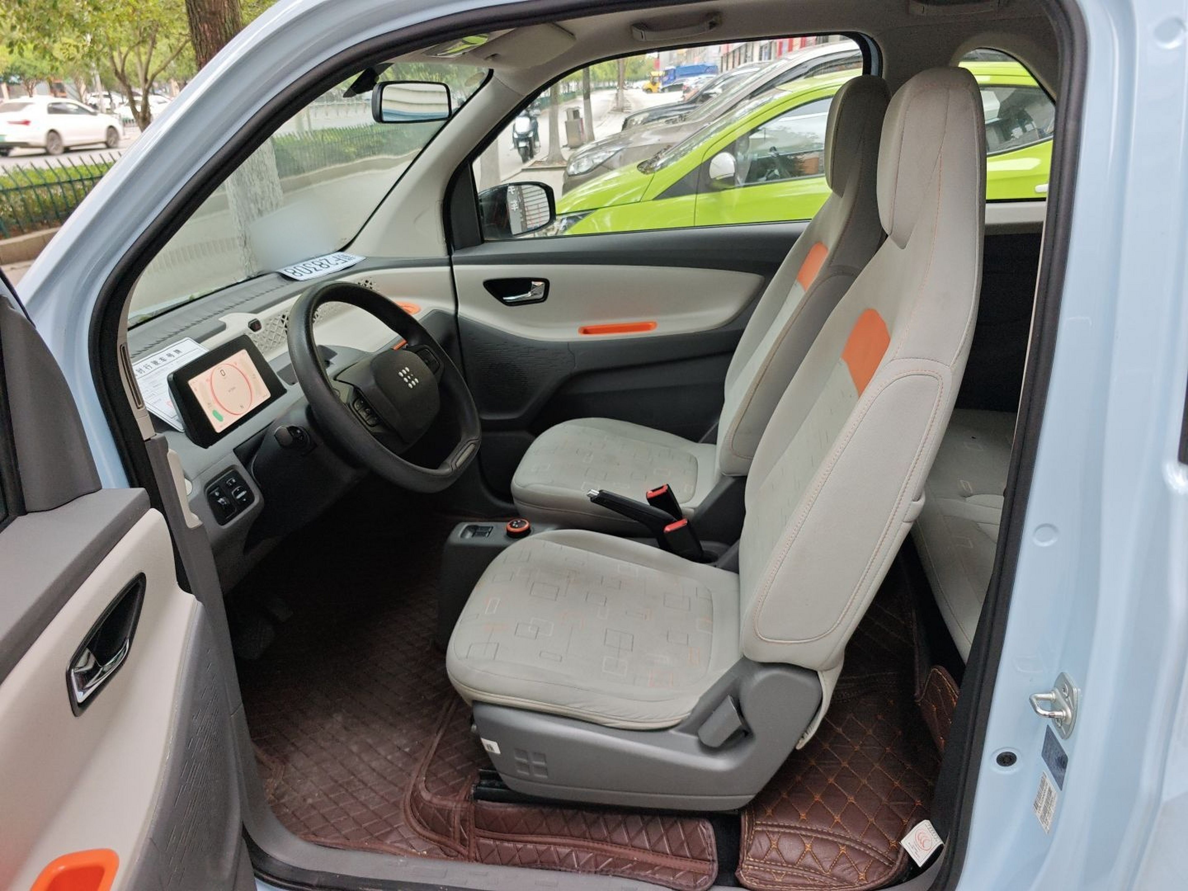 المقاعد الأمامية داخل السيارة