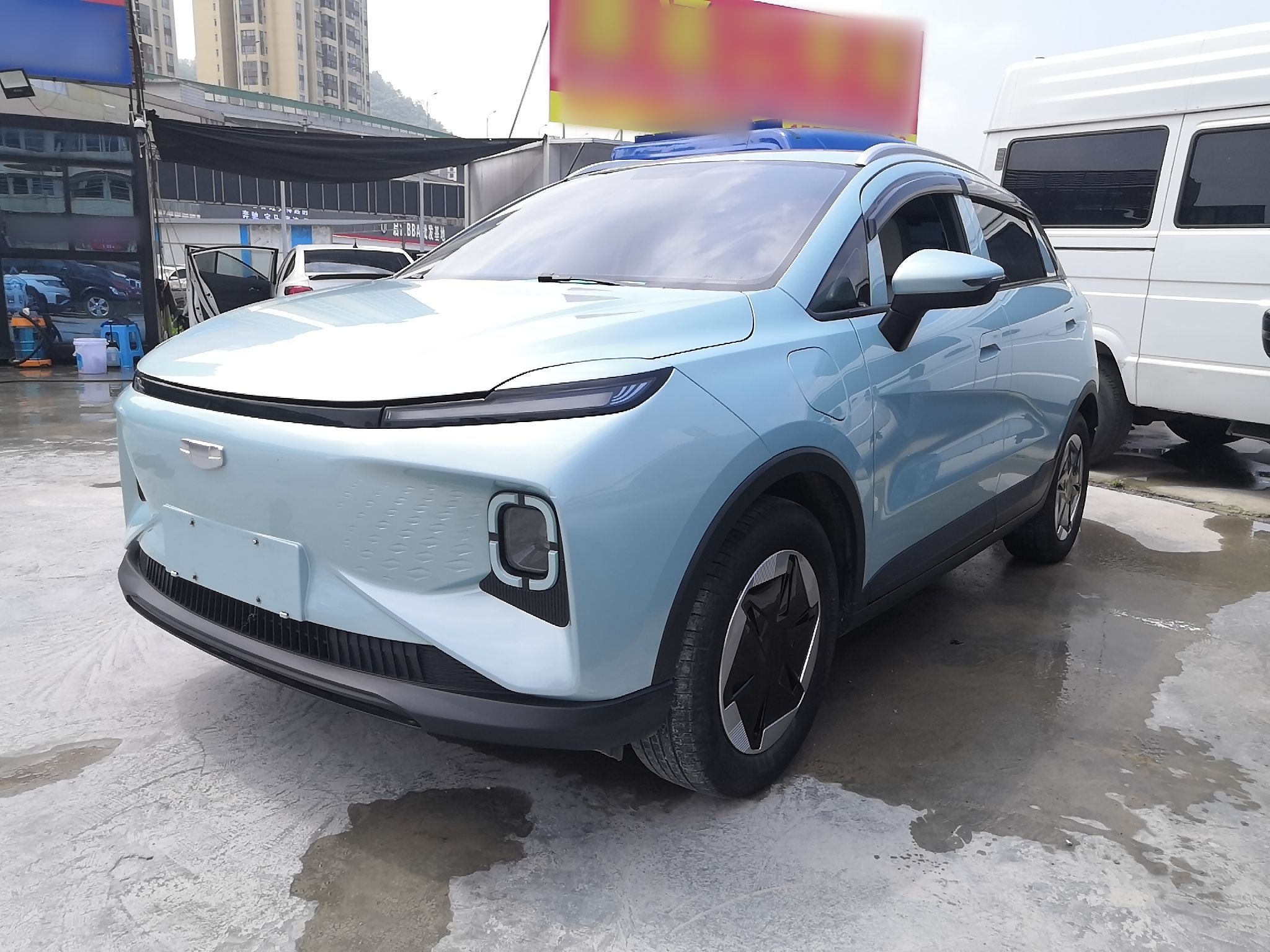 Под передней частью автомобиля