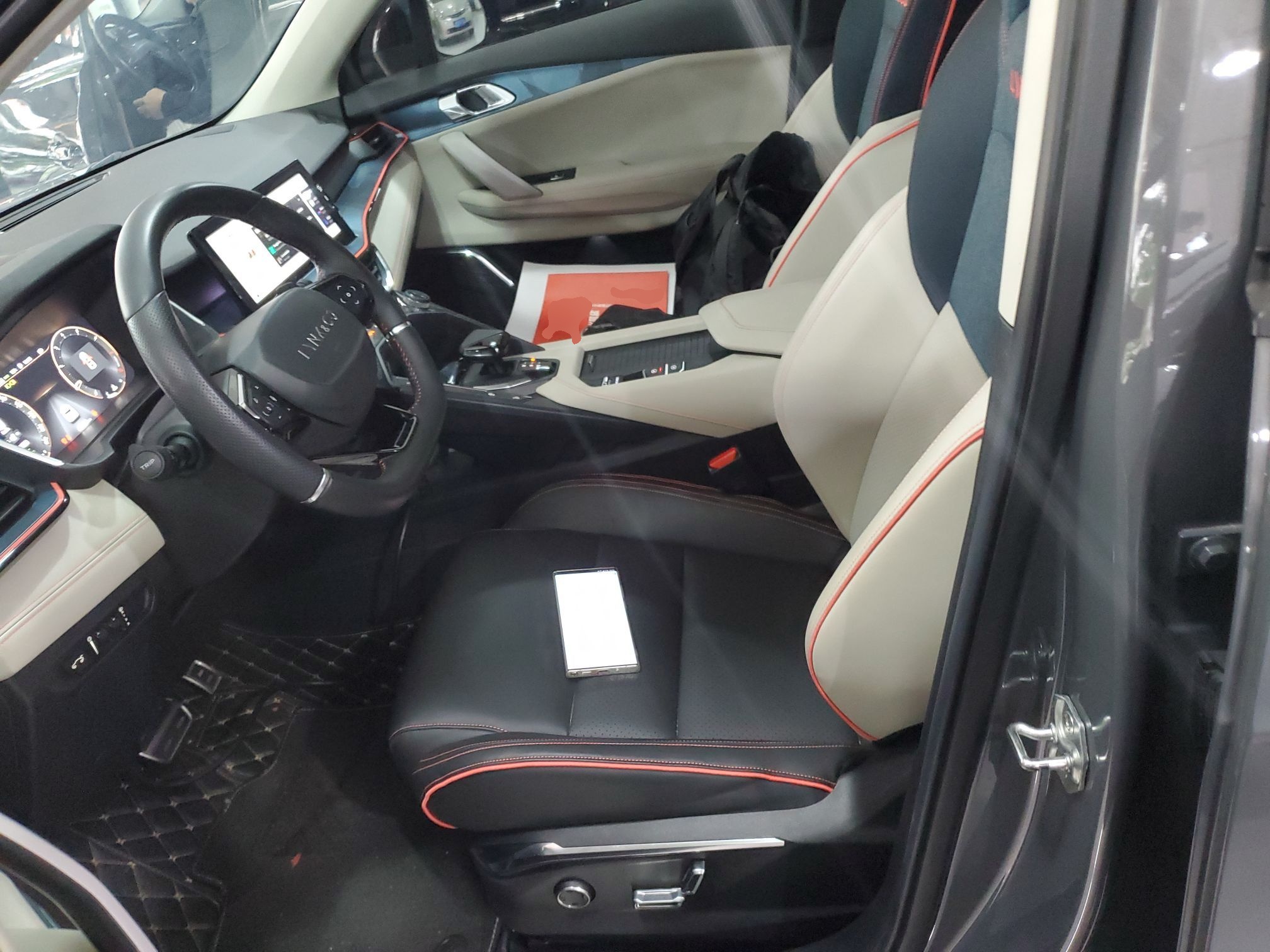 المقاعد الأمامية داخل السيارة